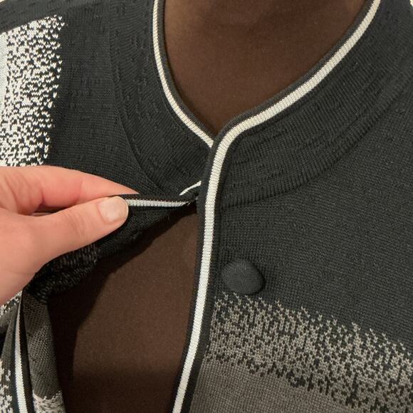 Ming Wang Women’s Black Gray Blue Geometric Art to Wear Sweater Cardigan Size XL - Picture 3 of 13